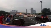 Alphard Ringsek Tabrak Truk di Tol Dalkot Gegara Asap Knalpot