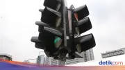 Alphard Terobos Lampu Merah di HI, Sopir Ngamuk Saat Ditegur Satpam