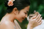 Ariel Tatum Rayakan Ulang Tahun Ke-5 Kucing Peliharaannya dengan Tumpeng