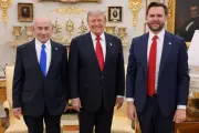 Bahasa Tubuh JD Vance Tegang saat Foto Bersama Trump dan Netanyahu