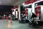 Benarkah Menggoyang Tangki Saat Isi BBM Bikin Lebih Penuh?