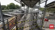 BPBD Duga Sopir Truk Crane Main HP hingga Tersangkut di JPO Tendean