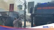 Brimob Kerahkan Water Cannon Padamkan Kebakaran Dua Kios di Tangsel
