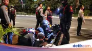 Brimob Polda Metro Evakuasi Korban Kecelakaan saat Patroli di Jakut