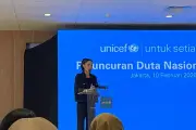 Cinta Laura Sekolahkan Asisten Pribadi yang Putus Sekolah Akibat Pandemi
