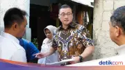 Dengar Curhatan Ibu, Anggota DPRD DKI Bantu Belikan Seragam Sekolah