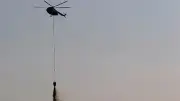Dua Helikopter Water Bombing BNPB Guyur 4.000 Liter Air ke TPA Jatiwaringin