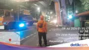 Dugaan Sopir Main HP Sebabkan Truk Tersangkut JPO di Tendean Jaksel