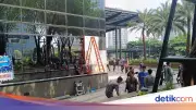 Fakta Mobil Tabrak Gedung SCBD: Kaca Pecah, Tak Ada Korban