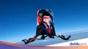 Foto Prabowo Dikibarkan Penerjun Payung Polri di Langit Cikeas