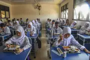 Guru Ciptakan Boneka Tanpa Rambut untuk Hentikan Perundungan Siswi