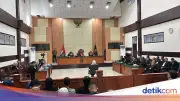 Hakim Kabulkan Eksepsi dr Tifa, Dakwaan Batal Demi Hukum