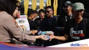 Hari Bhayangkara ke-80: Polwan Polda Metro Sambut Koalisi Masyarakat Sipil dengan Bunga