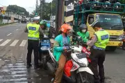 Hoaks! Polri Tidak Berlakukan Denda Baru Ban Gundul Motor