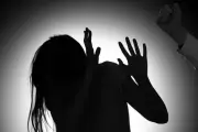 Ibu Mertua Tolak Jaga Cucu, Menantu Patahkan Tulang Rusuk