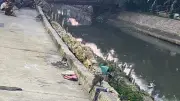 Jalan Ambles Pulo Gadung Diduga Akibat Alat Berat Beko Ukuran XL