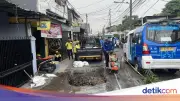 Jalan Assirot Jakbar Amblas Akibat Korosi Gorong-gorong Tua