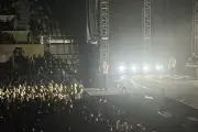 Jesse Rutherford Buka Baju di Atas Panggung, Penonton Histeris