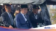 Jokowi dan JK Hadiri Hari Bhayangkara ke-80, Tampak Akrab Naik Buggy Car