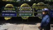 Karangan Bunga Banjiri Rumah Duka Rachmat Gobel, Surya Paloh Melayat