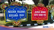 Karangan Bunga Dukung Polri Usut Korupsi Hiasi Polda Metro Jaya