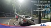 Kecelakaan Tunggal Mobil Tabrak Tiang Listrik di Pluit Jakarta Utara
