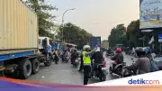 Kemacetan Parah di Cakung Arah Cilincing Akibat Antrean Truk Trailer