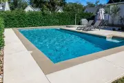 Kenapa Ular Sering Muncul di Kolam Renang Saat Cuaca Panas?
