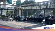 Lalin Kuningan Arah Tendean Macet Imbas Pembongkaran JPO Ditabrak Truk