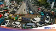Macet Parah di Jakarta Akibat Truk Crane Robohkan JPO Tendean
