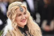 Madonna Puncaki Billboard dengan Album CONFESSIONS II