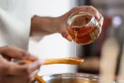 Madu vs Gula Pasir: Mana yang Lebih Sehat untuk Kesehatan?