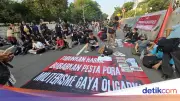 Massa Demo Mahasiswa Orasi di Medan Merdeka Selatan, Lalin Arah Gambir Ditutup