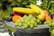 Mencuci Buah Sebelum Disimpan Bikin Cepat Busuk, Ini Alasannya