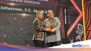Menkop Ferry Juliantono Raih Penghargaan Tokoh Penggerak Ekonomi Kerakyatan
