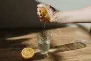 Minum Air Lemon Madu: Sebelum Tidur atau Pagi? Ini Jawabannya