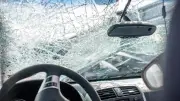 Mobil Dinas TNI Tabrak Tiang Rambu di Exit Tol Slipi, Lalin Macet