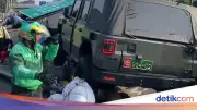 Mobil Dinas TNI Tabrak Tiang Rambu Exit Tol Slipi, Roboh dan Macet