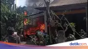 Mobil Sedan Ludes Terbakar Saat Servis di Playen Gunungkidul