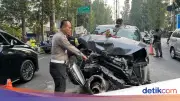 Mobil Tabrak Tiang di Dago, 2 Penumpang Kabur Diduga Mabuk
