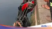 Motor Terjun ke Kali Mookervart Jakbar, Pengendara Luka