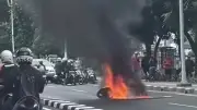 Motor Yamaha R15 Terbakar di Pasar Minggu Usai Hindari Rem Mendadak