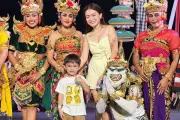 Nathalie Holscher Ajak Adzam Nonton Tari Kecak di Bali, Janji Nonton Wayang