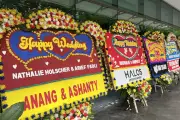 Nathalie Holscher dan Aripat Akad Nikah Hari Ini, Karangan Bunga Berjejer