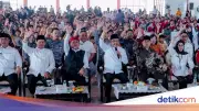 Orang Tua Siswa Sekolah Rakyat Pasuruan Ikrar Mandiri di Depan Mensos