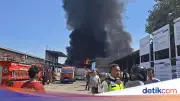 Pabrik Sandal Porto di Karanganyar Terbakar, 5 Damkar Dikerahkan