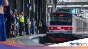 Pasutri Ribut Gara-gara 'Pelakor' di KRL, Diturunkan di Stasiun Bekasi Timur
