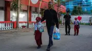 Pemerintah Pusat-Daerah Terapkan Gerakan Ayah Antar Anak Sekolah