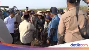 Petani Tebu Berebut Salami Prabowo Saat Panen Raya di Malang