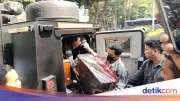 Polisi Sita 74 Kg Emas Batangan dari Penggeledahan Rumah Mewah di Sentul